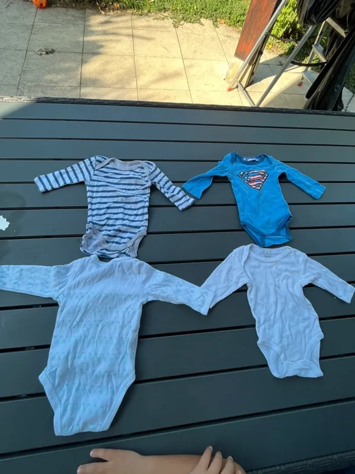 Lot de 4 bodies taille 3 mois