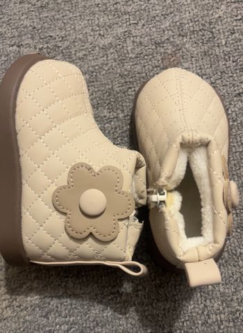 Chaussures de bébé  sans marque porté une seule