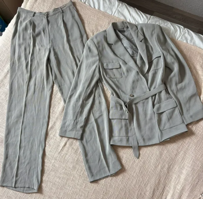 Ensemble Cacharel gris – Veste & pantalon 100 % polyester – Taille 42