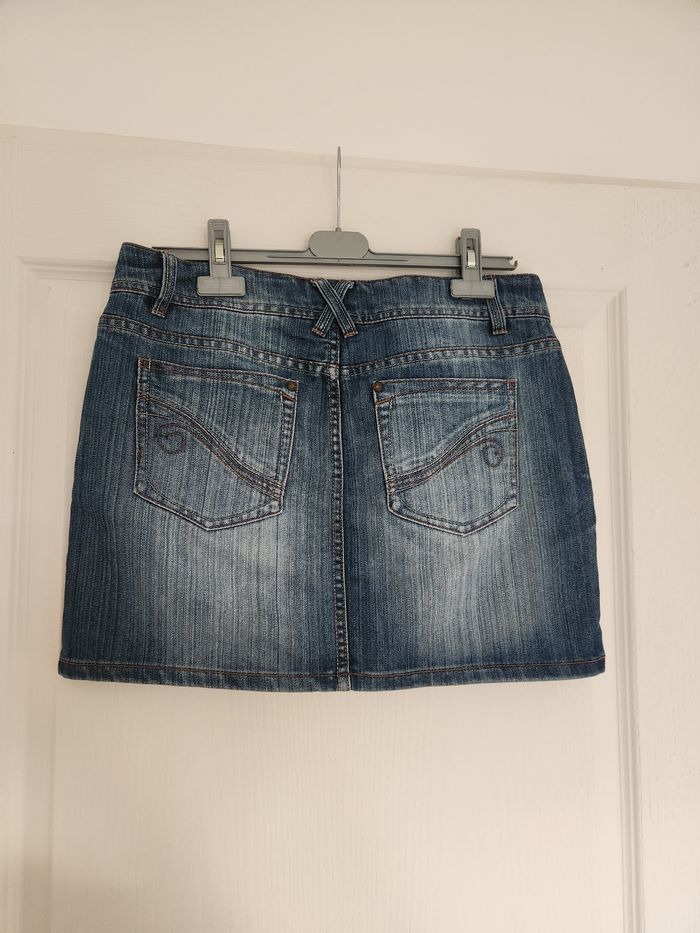 Jupe courte en jean. - photo numéro 3