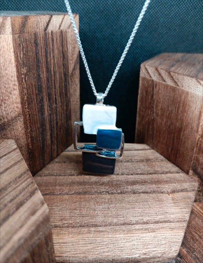 Collier Femme Élégant en Métal avec Pendentif Émaillé – Bijou Chic & Tendance
- photo numéro 2