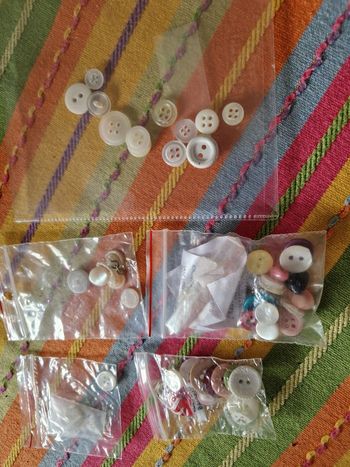 Lot de petits boutons