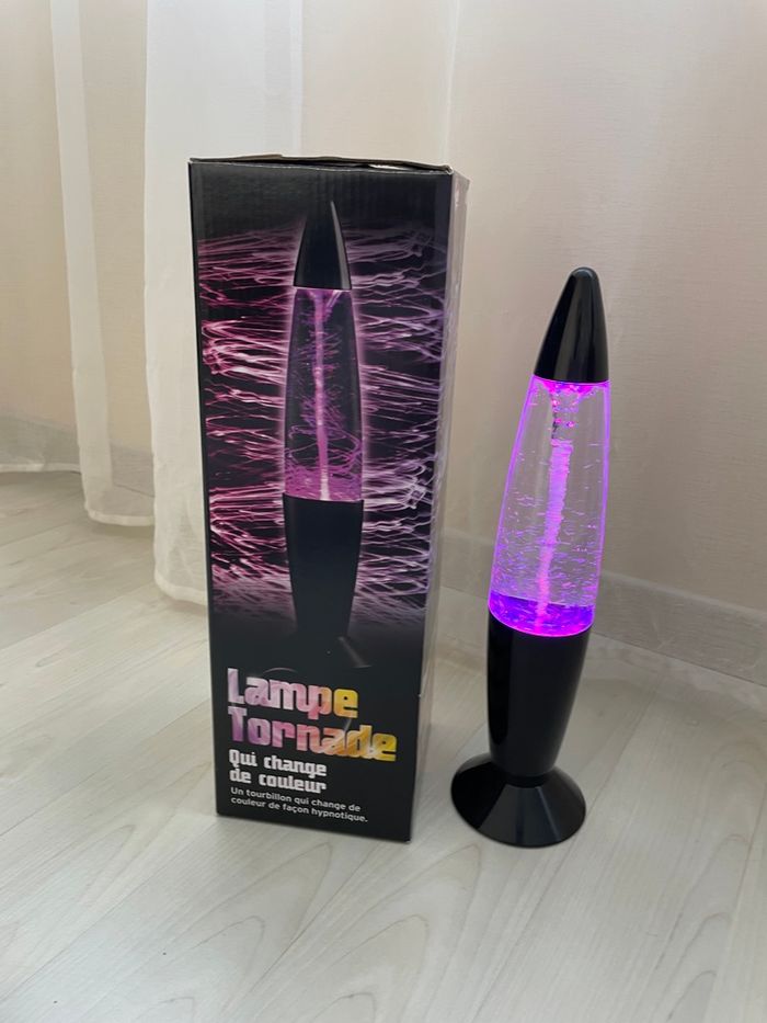 Lampe tornade qui change de couleur - photo numéro 3