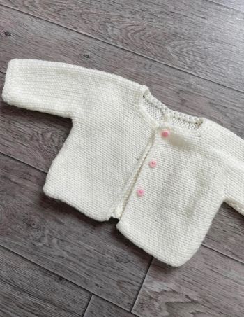 Gilet blanc creme tricoté main 6 mois