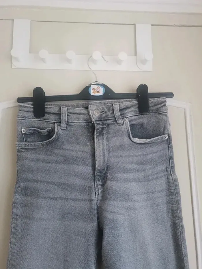 Jeans effiloché Zara taile 36 - photo numéro 2