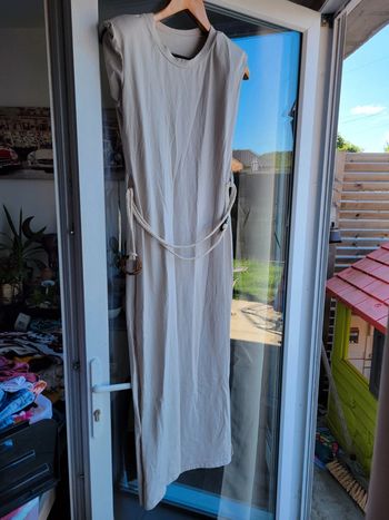 Robe longue beige fendue