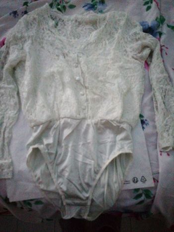 Body satin et dentelle à manches longues