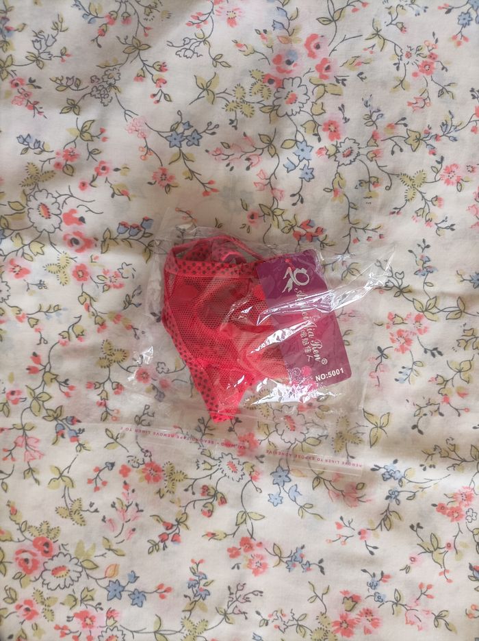 String neuf rouge taille S M - photo numéro 3