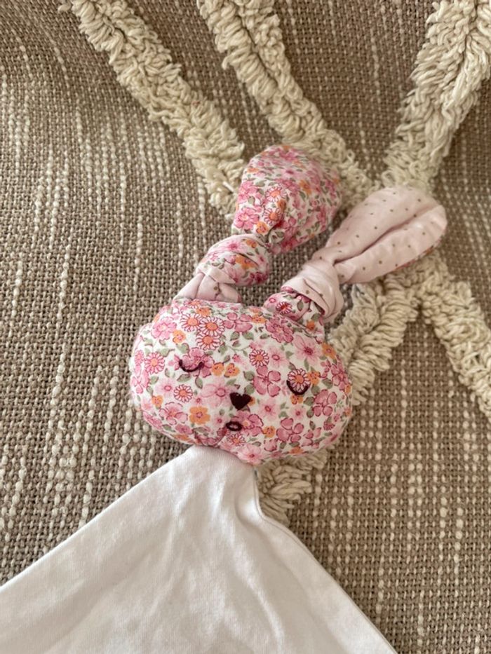 Peluche doudou plat réversible 45cm Andarta lapin blanc et rose très bon état - photo numéro 4