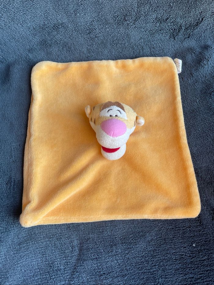 Doudou plat orange tigre Tigrou grelot Disney Carrefour