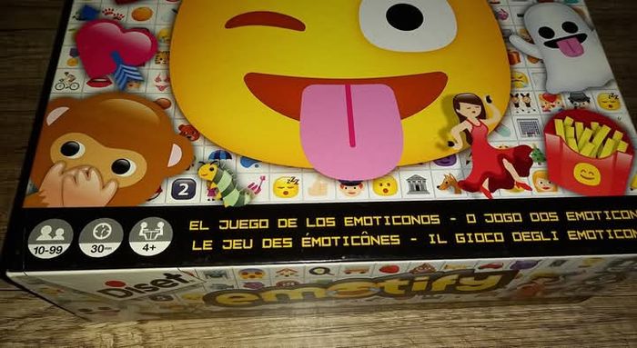 Émotify Le jeu des emoticones comme  neuf 
Diset À partir de 10 ans 
Il a juste était ouvert et utilisé 1 fois - photo numéro 8