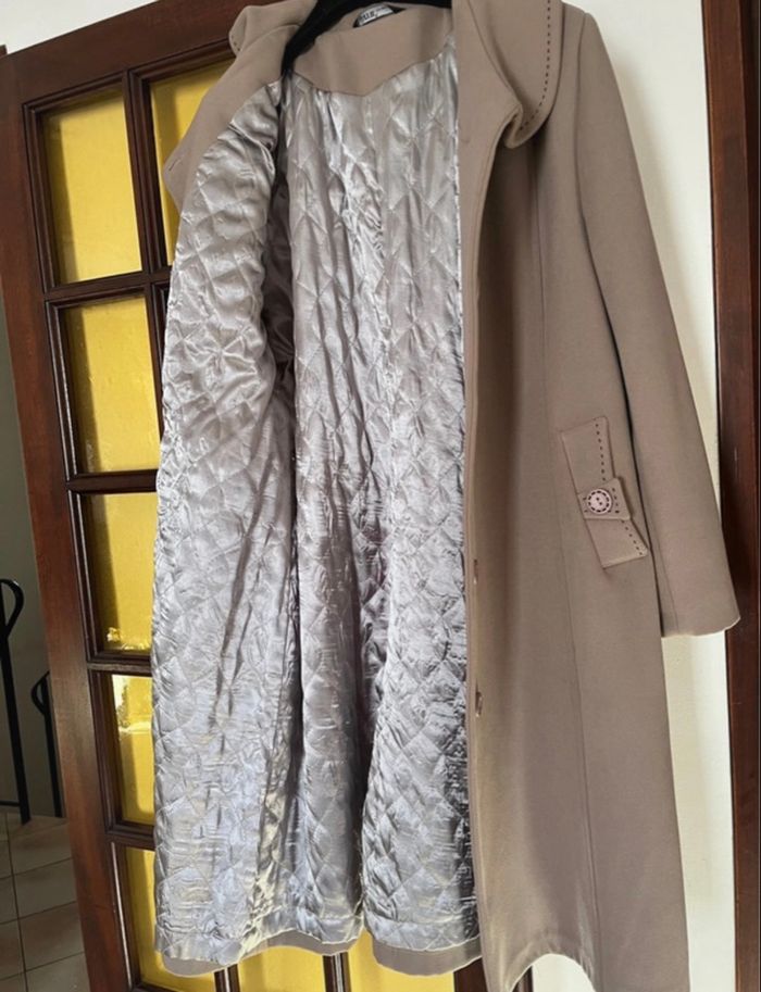 Magnifique manteau long couleur taupe, coupe classique et raffinée - photo numéro 5