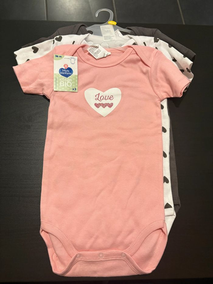 Lot de 3 bodies « Love » Manches courtes Mots d’enfants Taille 36 mois.