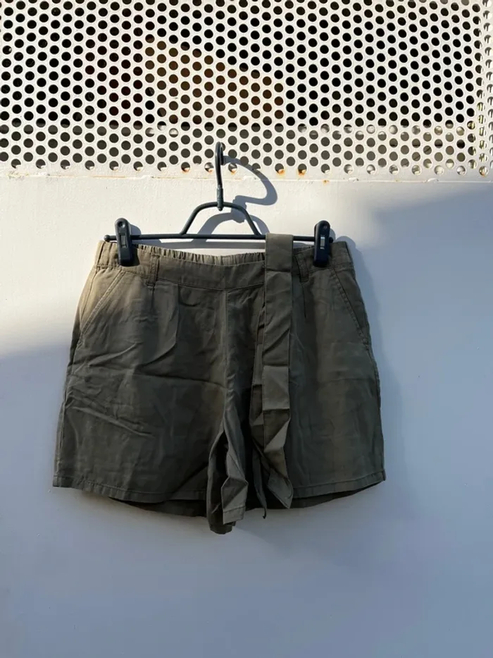 Short vert kaki