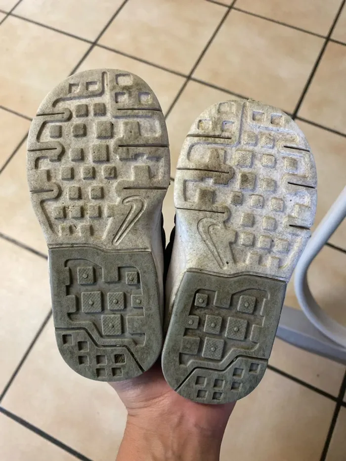 Baskets nike taille 25 - photo numéro 5