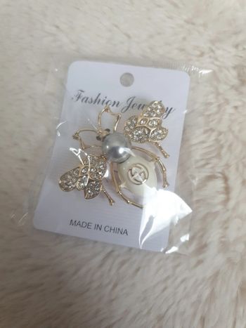 Broche abeille neuve
