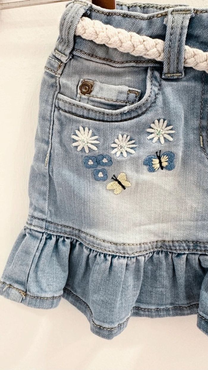 Jupe en jean bleu clair avec des fleurs - photo numéro 4