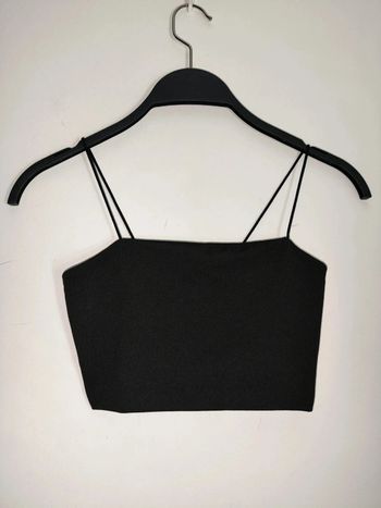 Top corto negro ajustado