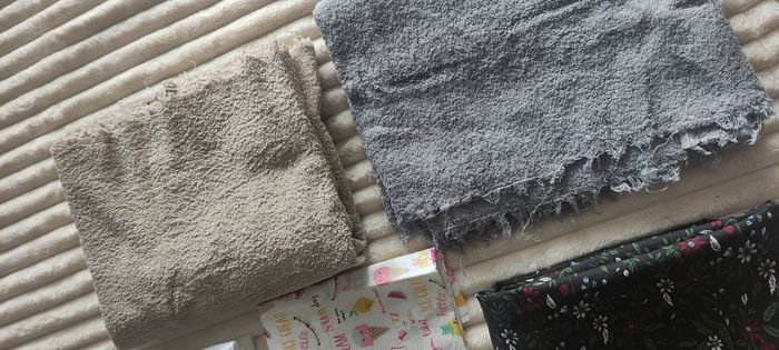 Lot de tissus variés – Coton, éponge, polaire, simili cuir, ameublement – 10 pièces - photo numéro 2