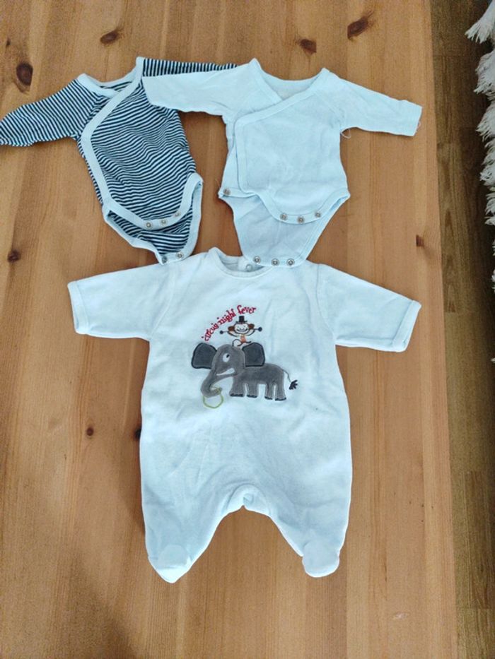 Lot bodies et pyjama Kiabi - photo numéro 2