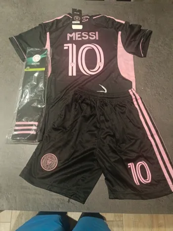 Tenue foot Léo Messi Inter Miami noir/rose. T.24