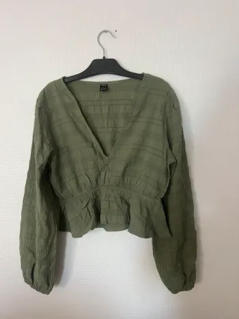 Blouse col v
