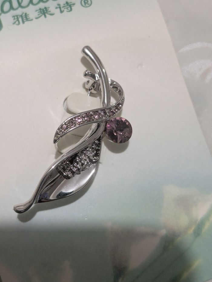 Belle broche métal argenté et strass. - photo numéro 5