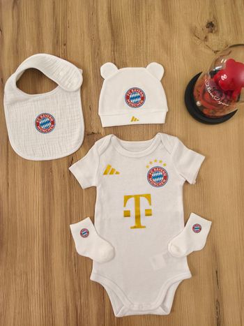Ensemble bébé style Bayern Munich Body Bonnet Bavoir Chaussettes