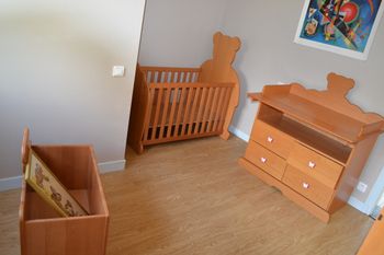 Meubles pour chambre bébé : lit armoire commode fait par un ébéniste
