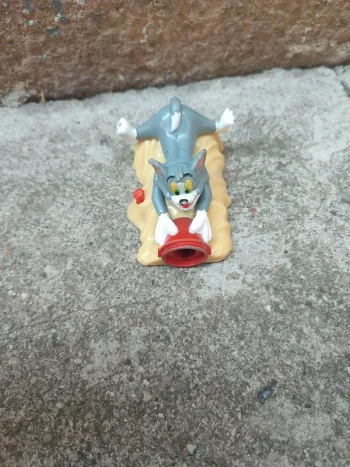 Figurine tom