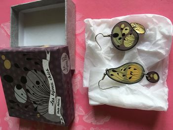 Boucles d’oreilles percées métal émaillé asymétriques neuves