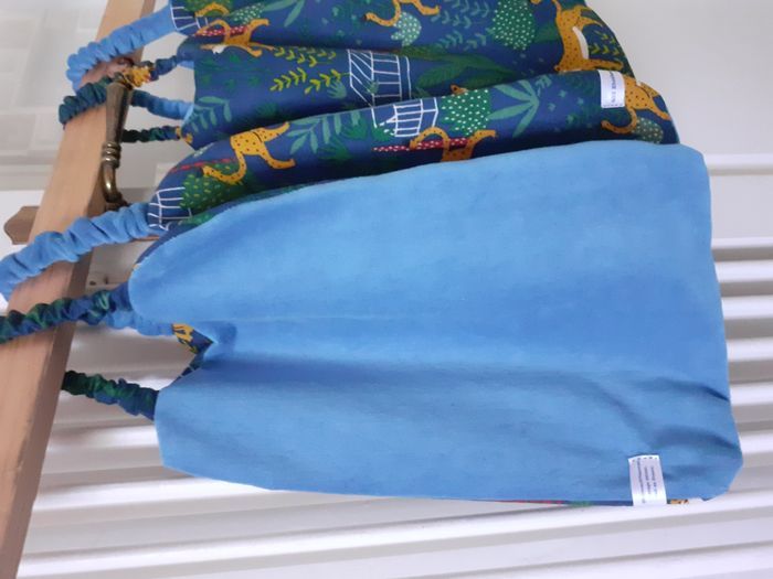 Bavoirs - Lot de 4 Serviettes de cantine maternelle élastiquées: Jungle jaguar bleu (R4/2025) - photo numéro 3