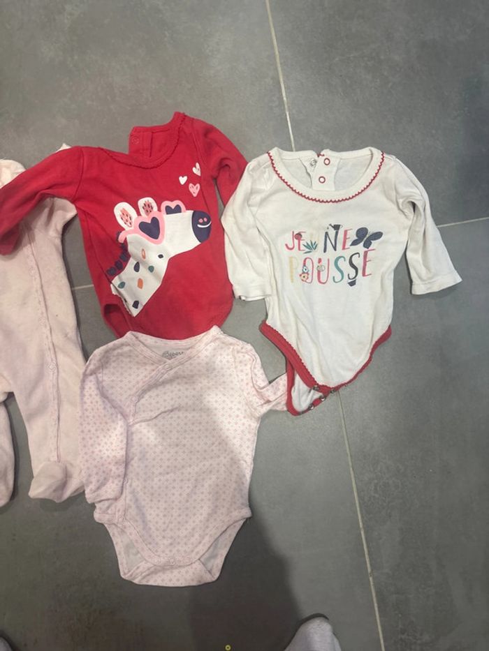 Lot bodies et pyjamas taille 1 mois - photo numéro 2