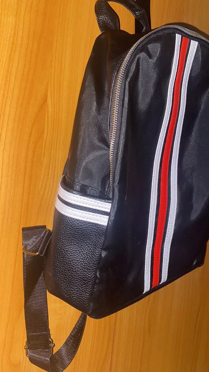 Sac a dos noir avec bandes de couleurs - photo numéro 3