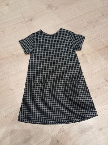 Petite robe noir 4ans neuve.
