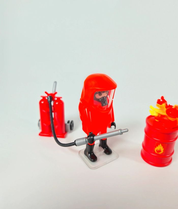 Playmobil Pompier et Baril en feu - photo numéro 2