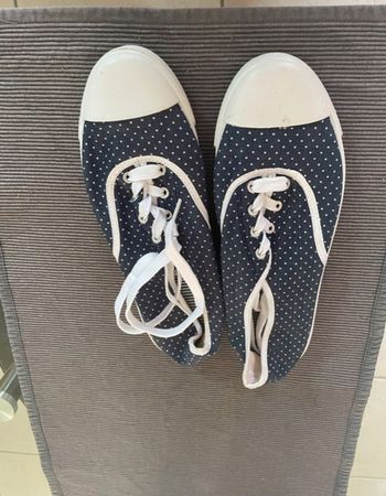 Baskets bleu à pois blancs