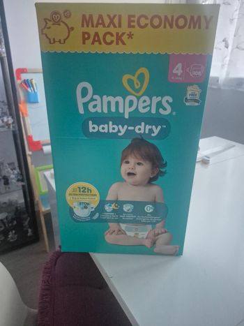 Couches pampers taille 4