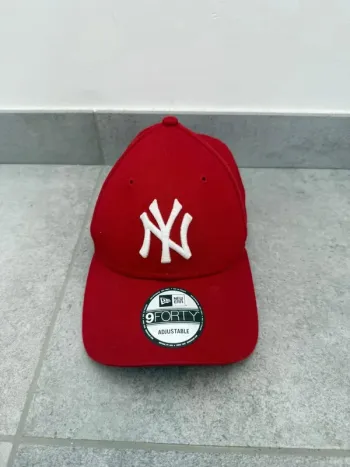Casquette New Era New York Yankees rouge parfait état