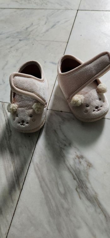 Paire de pantoufles beige pointure 19