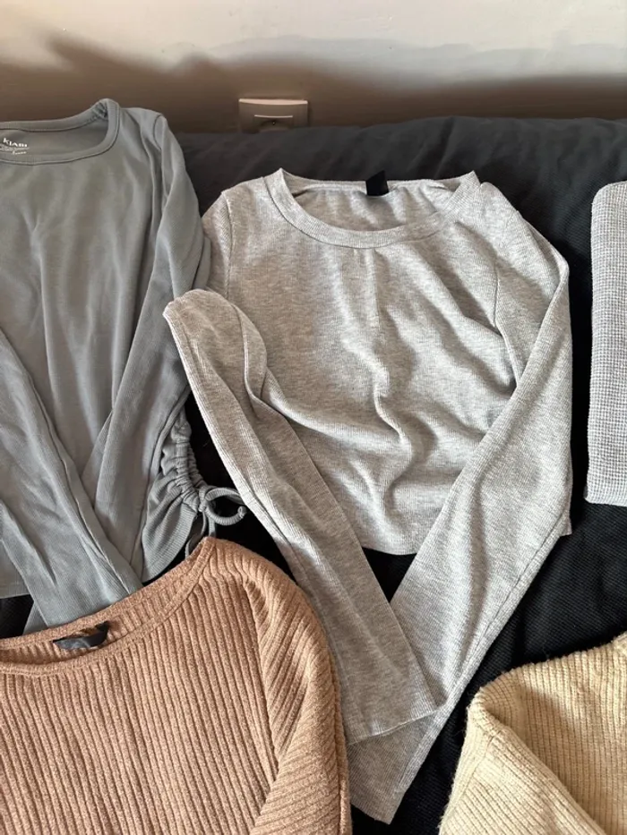 Lot hauts tshirts pull S - photo numéro 3
