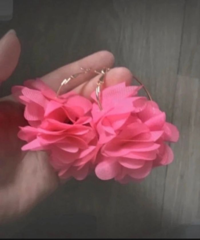 Boucles d’oreilles / Créoles NEUVES à froufrous pour femme couleur fuchsia - photo numéro 4