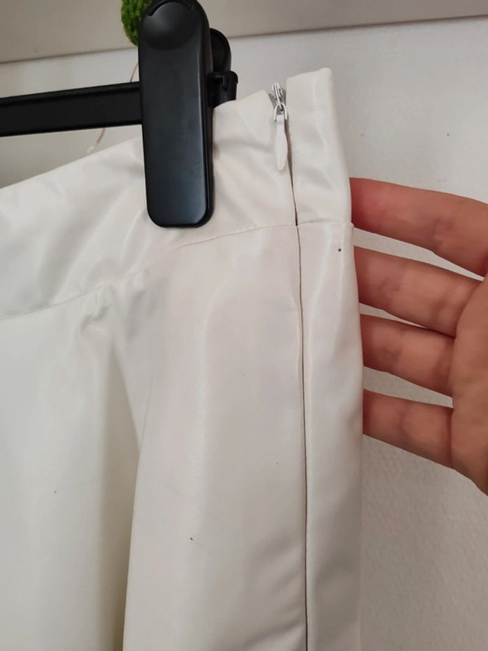 Jupe courte blanche effet cuir - photo numéro 2