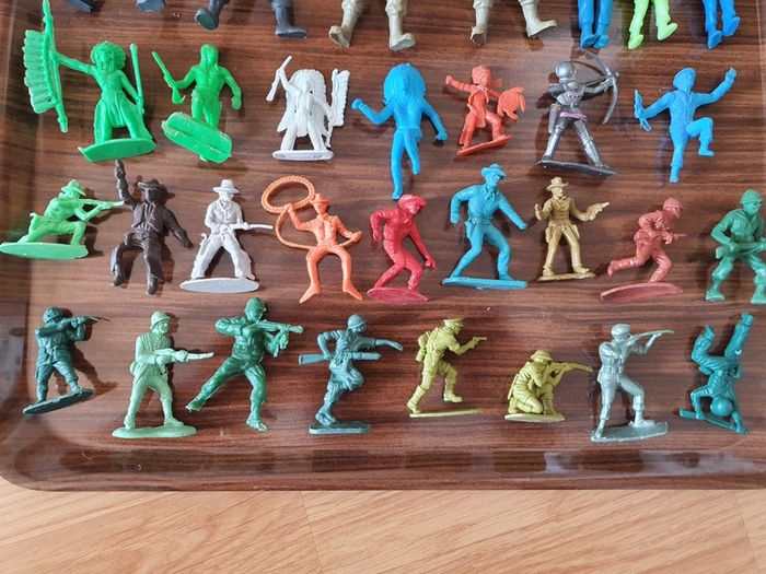 Lot anciennes figurines soldats cow-boy indiens - photo numéro 2