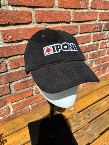 Casquette noir et rouge iPhone