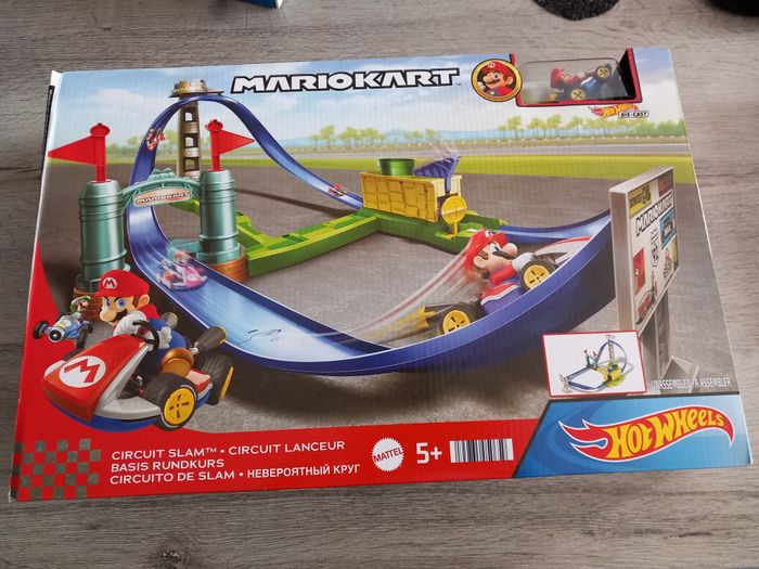Circuit HotWheels Mario Kart neuf