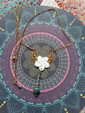 Collier lune fleur de nacre et pierre d'agate indienne