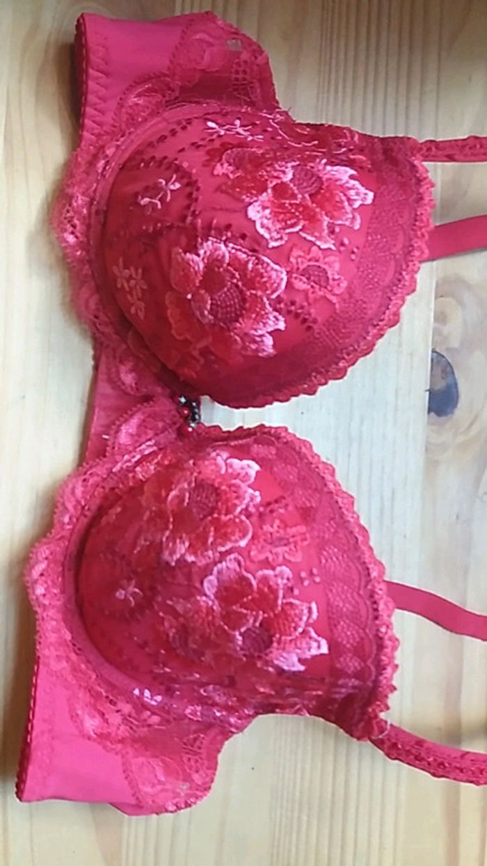 soutien gorge rouge - photo numéro 2