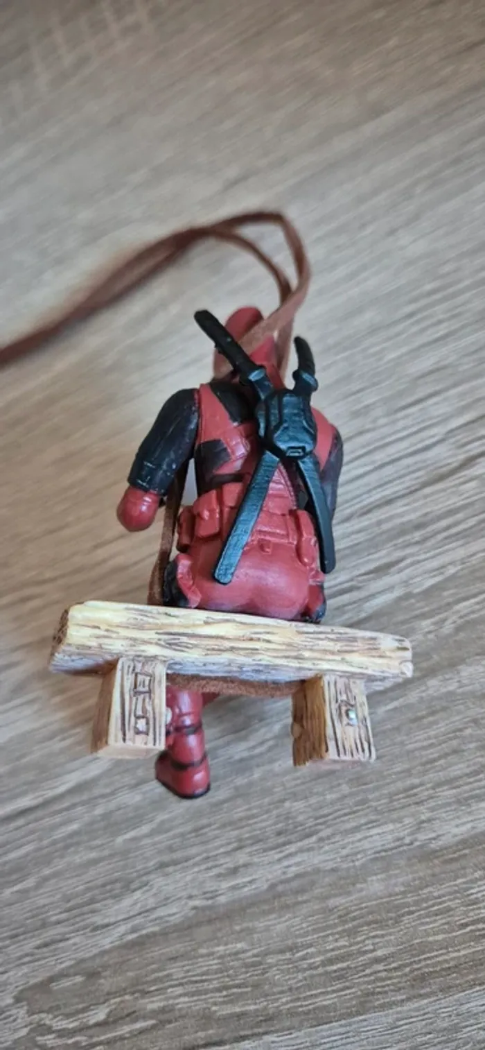 Figurine DeadPool suspendu assis sur un banc. - photo numéro 8