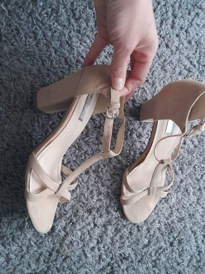 Jolie paire de talons beige T39 - photo numéro 2